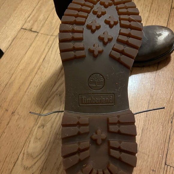 Unique Timberland boots. Size 8.5. Gray with distressed gold toe. Sueded sides - Picture 6 of 12